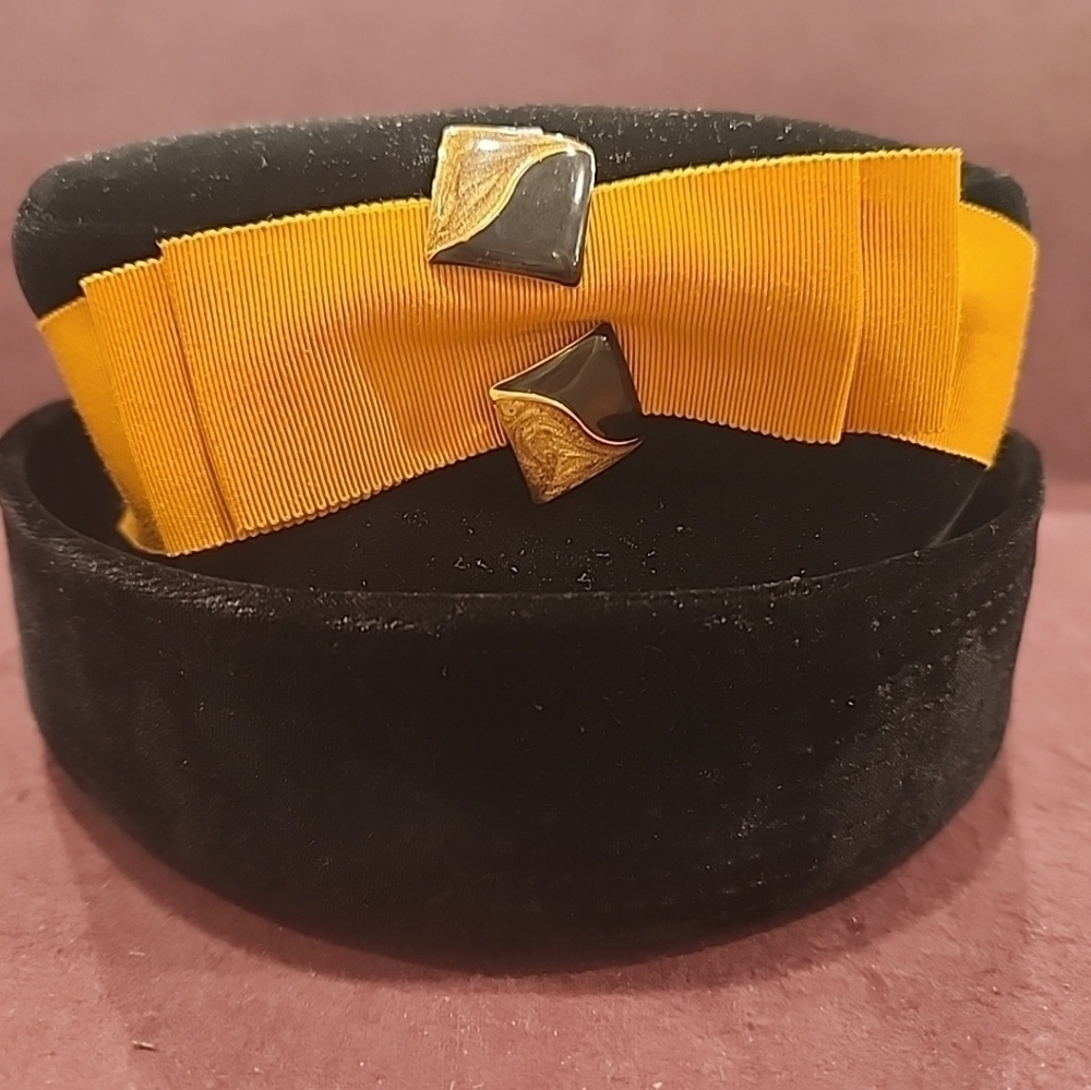 Gladys & Belle Jr. New York Black Velvet Pill Box 1960's Vintage Hat